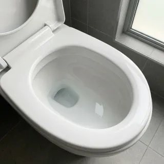 Dieselbe Toilette ohne Kalkkruste nach der Anwendung
