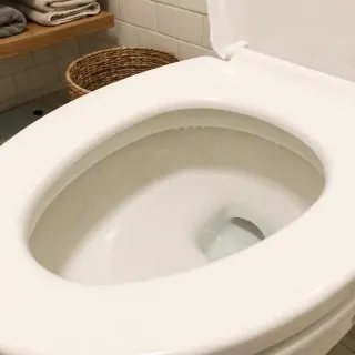 Dieselbe Toilette ohne Schlieren nach der Anwendung