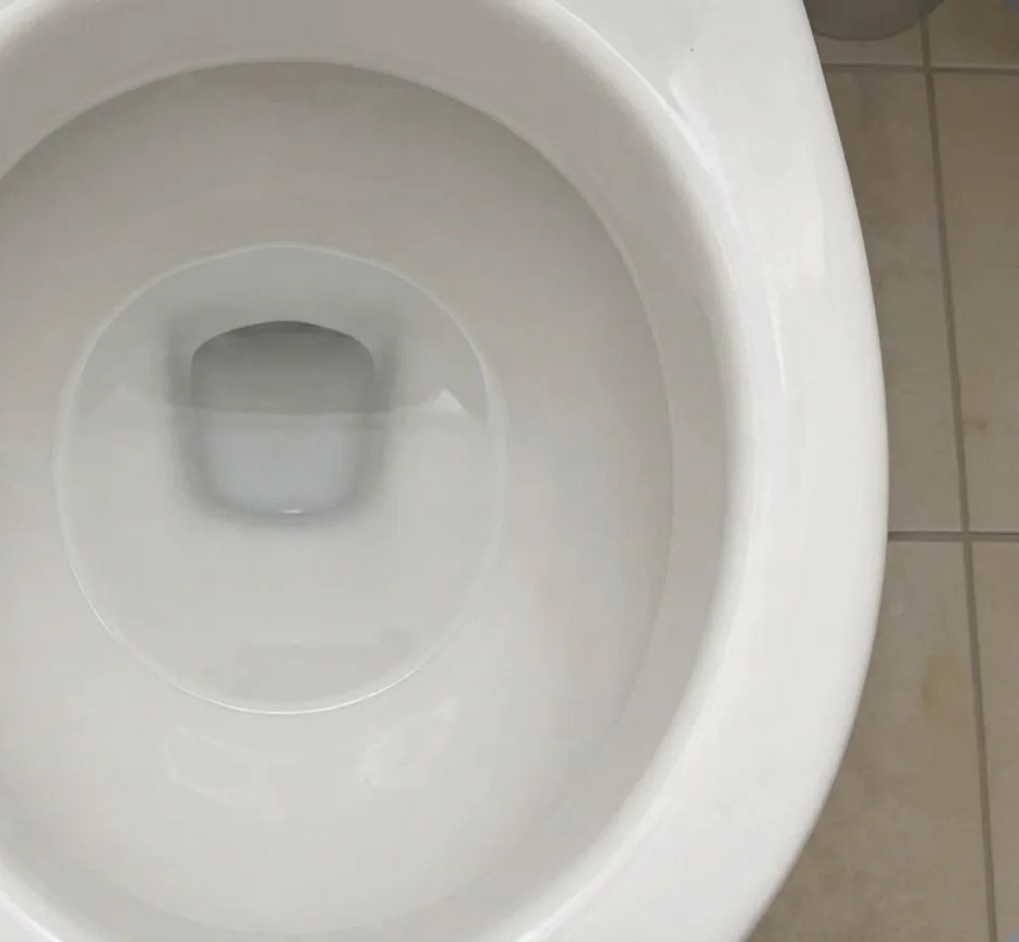 Saubere, weiße Toilettenschüssel